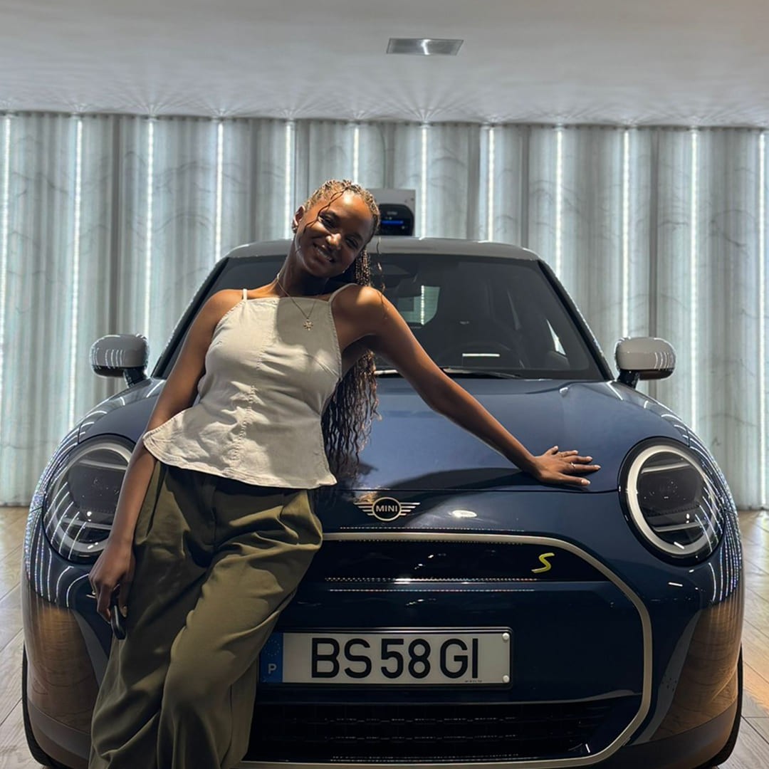 Soraia Tavares ao lado do MINI Cooper 3 Portas Elétrico.